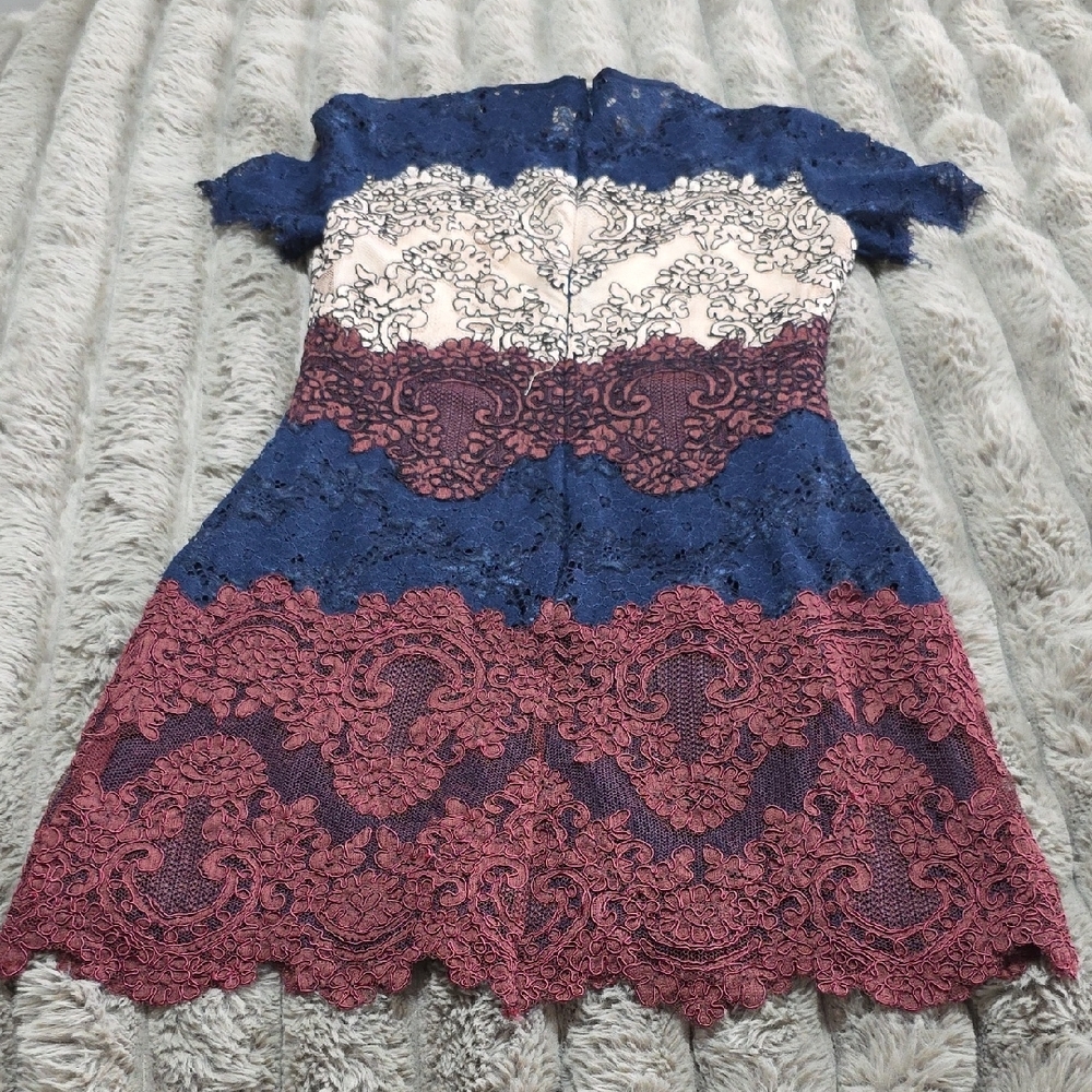Elegant Lace Dress with Blue and Burgundy Accents Size 1 - Picture 5 of 11